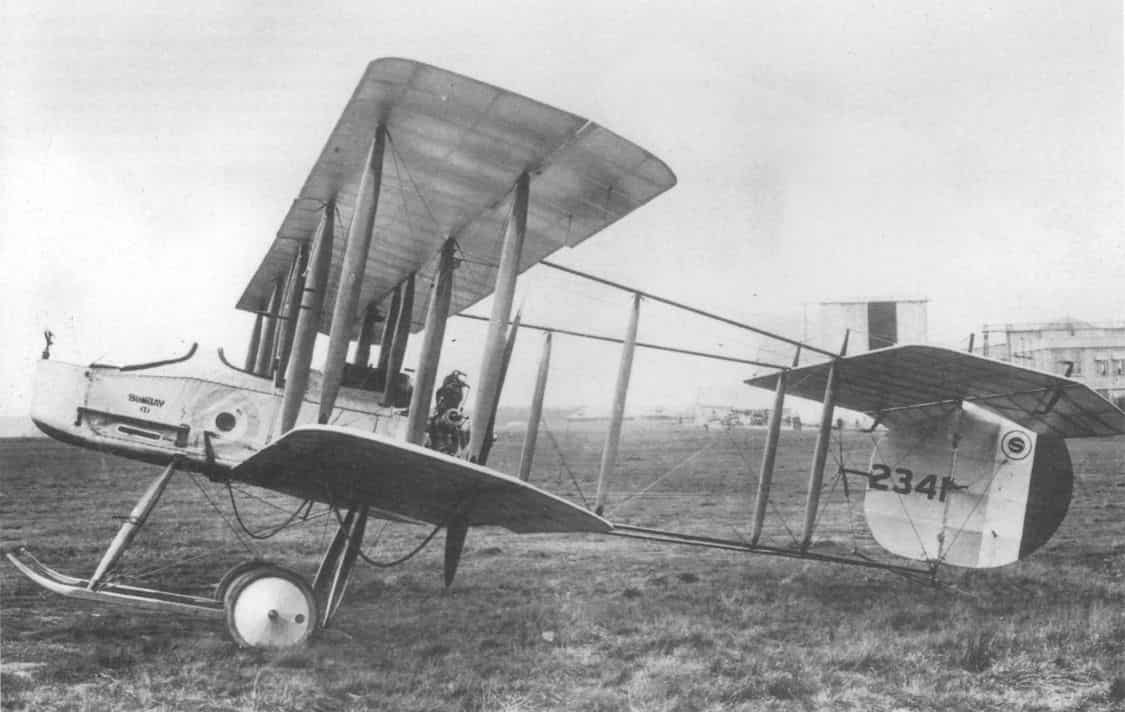 К началу 1916 г. самолеты Виккерс F.B.5 настолько отставали от немецких по своим летным данным, что командующий английской авиацией во Франции генерал Хью Тренчард сказал: «необходимо, чтобы эти машины были бы заменены чем-то лучшим как можно раньше» 